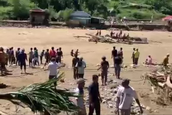 Fhoto | Bencana Banjir Bandang Kampung Pasir | cut | Video Warga | 