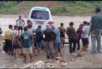 Warga menyebrangkan Ambulan menggunakan rakit darurat, Minggu (14/12)