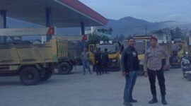 Kasatintelkam Polres Galus, Iptu Jun Andri Sahputra memantau keadaan di lokasi SPBU Raklunung, Senin (15/12/2025)