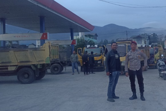 Kasatintelkam Polres Galus, Iptu Jun Andri Sahputra memantau keadaan di lokasi SPBU Raklunung, Senin (15/12/2025)