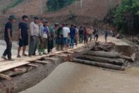 Jembatan darurat hasil swadaya masyarakat di Badak Uken, Dabun Gelang, Senin (15/12)