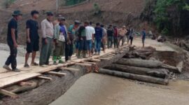 Jembatan darurat hasil swadaya masyarakat di Badak Uken, Dabun Gelang, Senin (15/12)