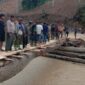 Jembatan darurat hasil swadaya masyarakat di Badak Uken, Dabun Gelang, Senin (15/12)