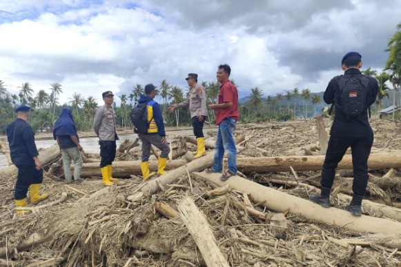 Pembangunan jembatan darurat Desa Rerebe-Dabun Gelang, Selasa (16/12/2025)