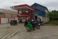 Hingga sore hari menjelang Magrib masih ada warga yang mengantri didepan Gudang elpiji, Rabu (17/12/2025)