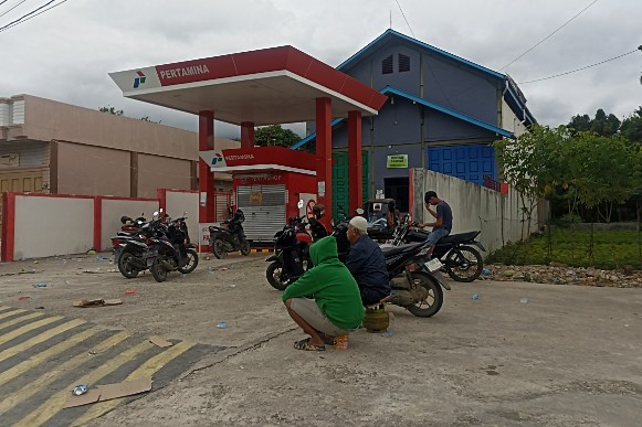 Hingga sore hari menjelang Magrib masih ada warga yang mengantri didepan Gudang elpiji, Rabu (17/12/2025)