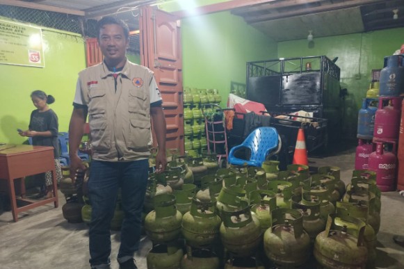 Sedang mengumpulkan gas elpiji 3 kg di Aceh Tenggara