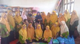 Aisyiyah Kabupaten Gayo Lues salurkan bantuan kepada pengungsi di posko SDN 10 Blangtenggulun, Minggu (4/1/2026)