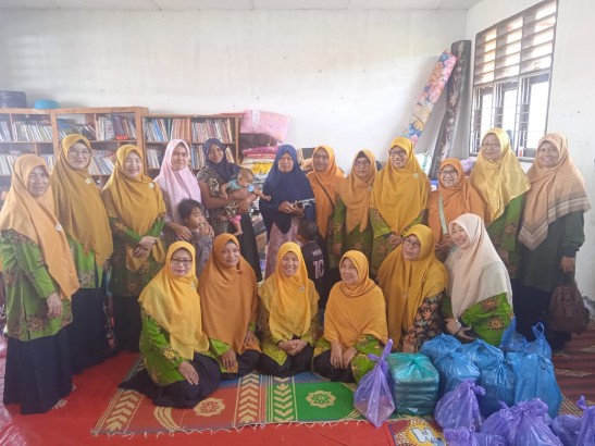 Aisyiyah Kabupaten Gayo Lues salurkan bantuan kepada pengungsi di posko SDN 10 Blangtenggulun, Minggu (4/1/2026)