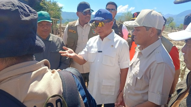 Menteri Dalam Negeri Republik Indonesia Tito Karnavian dan Wakil Gubernur Aceh meninjau lokasi terdampak bencana Hidrometeorologi di Gayo Lues, Minggu (11/1/2026) Fhoto: Bambang Yudi