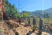 Warga bersama personel Polsek Terangun memastikan jalan penghubung Desa Soyo-Kute Reje bisa dilintasi, Sabtu (17/1/2026)