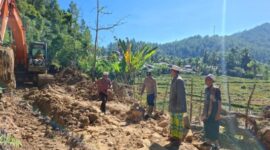 Warga bersama personel Polsek Terangun memastikan jalan penghubung Desa Soyo-Kute Reje bisa dilintasi, Sabtu (17/1/2026)