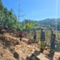 Warga bersama personel Polsek Terangun memastikan jalan penghubung Desa Soyo-Kute Reje bisa dilintasi, Sabtu (17/1/2026)