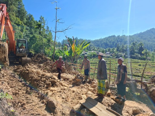 Warga bersama personel Polsek Terangun memastikan jalan penghubung Desa Soyo-Kute Reje bisa dilintasi, Sabtu (17/1/2026)