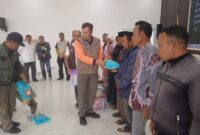 Kapusdiklat BNPB Dr Kheirawan saat menyerahkan bantuan DTH kepada penerima di Balai Pendopo Bupati Gayo Lues, Jumat (23/1/2026)