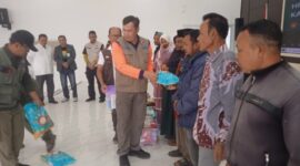 Kapusdiklat BNPB Dr Kheirawan saat menyerahkan bantuan DTH kepada penerima di Balai Pendopo Bupati Gayo Lues, Jumat (23/1/2026)