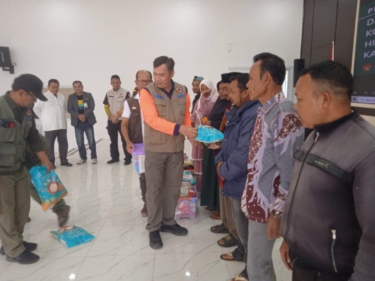 Kapusdiklat BNPB Dr Kheirawan saat menyerahkan bantuan DTH kepada penerima di Balai Pendopo Bupati Gayo Lues, Jumat (23/1/2026)