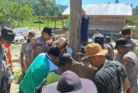 Personel Polres Gayo Lues bahu membahu bersama warga Kecamatan Putri Betung membangun Jembatan Gantung, Sabtu (24/1/2026)