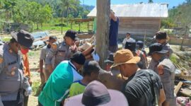 Personel Polres Gayo Lues bahu membahu bersama warga Kecamatan Putri Betung membangun Jembatan Gantung, Sabtu (24/1/2026)