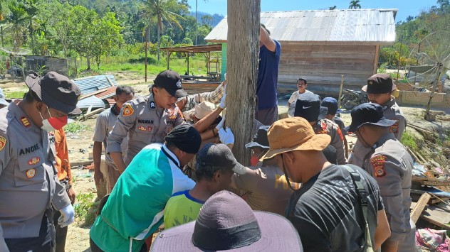 Personel Polres Gayo Lues bahu membahu bersama warga Kecamatan Putri Betung membangun Jembatan Gantung, Sabtu (24/1/2026)