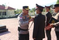 Kapolres Gayo Lues AKBP Hyrowo SIK sematkan penghargaan tanda kehormatan Satya Lencana Pengabdian kepada personel Polres Galus, Selasa (27/1/2026)