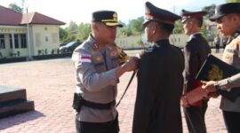 Kapolres Gayo Lues AKBP Hyrowo SIK sematkan penghargaan tanda kehormatan Satya Lencana Pengabdian kepada personel Polres Galus, Selasa (27/1/2026)