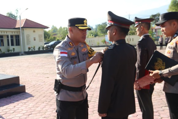 Kapolres Gayo Lues AKBP Hyrowo SIK sematkan penghargaan tanda kehormatan Satya Lencana Pengabdian kepada personel Polres Galus, Selasa (27/1/2026)