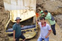 Mobil Box Ekspedisi berhasil dievakuasi, Selasa (6/1) setelah tertimbun belasan hari | Fhoto: Noviel Wijayandi |