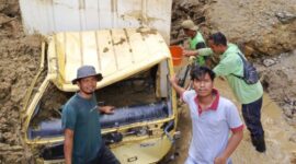 Mobil Box Ekspedisi berhasil dievakuasi, Selasa (6/1) setelah tertimbun belasan hari | Fhoto: Noviel Wijayandi |