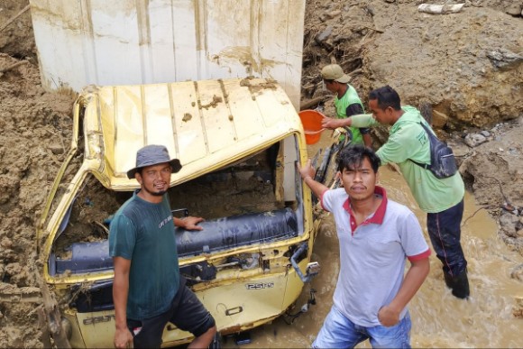 Mobil Box Ekspedisi berhasil dievakuasi, Selasa (6/1) setelah tertimbun belasan hari | Fhoto: Noviel Wijayandi |