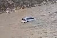 Mobil Dinas Camat Pantan Cuaca hanyut terbawa arus sungai Tripe, Kamis (1/1/2026).