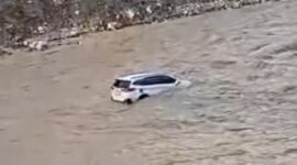 Mobil Dinas Camat Pantan Cuaca hanyut terbawa arus sungai Tripe, Kamis (1/1/2026).