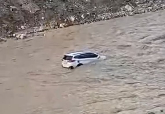 Mobil Dinas Camat Pantan Cuaca hanyut terbawa arus sungai Tripe, Kamis (1/1/2026).