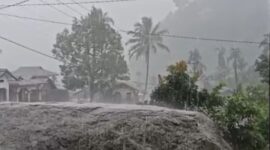 Intensitas hujan tinggi di Putri Betung, Jumat (2/1/2025)