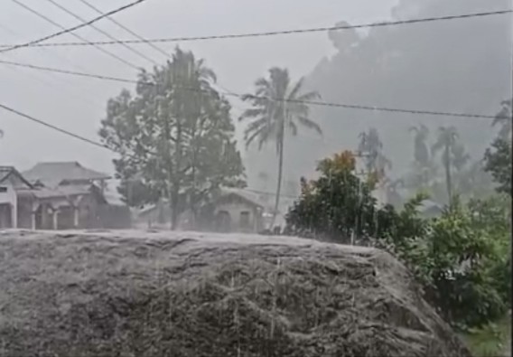 Intensitas hujan tinggi di Putri Betung, Jumat (2/1/2025)