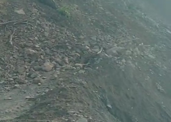 Fhoto|tangkapan layar warga yang terjebak di Begade Empat, Putri Betung, Minggu (4/1/2026).