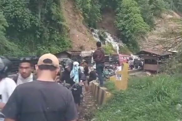 Warga terjebak longsor di kecamatan Putri Betung, Gayo Lues-Aceh, Jumat (2/1/2026) doc warga