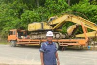 Manager Area Aceh Tenggara PT HK, Rivol Widyanata sedang memobilisasi Exca Breaker ke Begade Empat, Putri Betung, Rabu (7/1/2026).