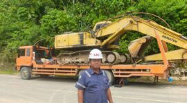 Manager Area Aceh Tenggara PT HK, Rivol Widyanata sedang memobilisasi Exca Breaker ke Begade Empat, Putri Betung, Rabu (7/1/2026).