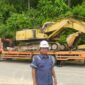 Manager Area Aceh Tenggara PT HK, Rivol Widyanata sedang memobilisasi Exca Breaker ke Begade Empat, Putri Betung, Rabu (7/1/2026).