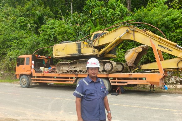 Manager Area Aceh Tenggara PT HK, Rivol Widyanata sedang memobilisasi Exca Breaker ke Begade Empat, Putri Betung, Rabu (7/1/2026).