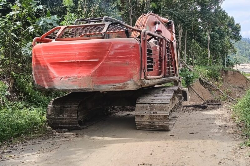 Alat berat sedang bekerja dikecamatan Pining | sumber Fhoto Camat Pining, Kamis (15/1/2026)