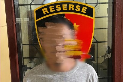 Tersangka JA (35) pelaku dugaan kasus pembobol rumah kontrakan di Kutelintang, Jumat (23/1/2026)