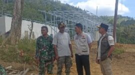 Kalaksa BPBD Galus Bersama Tenaga Ahli BNPB Brigjen TNI (Purn) Bambang Eko di lokasi Huntara Kampung Agusen-Blangkejeren, Rabu 28 Januari 2026. (Dari kiri ke-kanan, Danramil 03 Blangkejeren Kapten Inf Nurdi Hidayat, Tokoh Masyarakat Blangkejeren Pak Suwandi, Kalaksa BPBD Muhaimini ST dan Brigjen TNI (Purn) Bambang Eko)