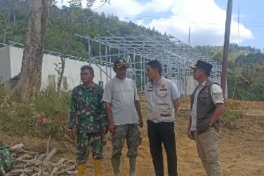 Kalaksa BPBD Galus Bersama Tenaga Ahli BNPB Brigjen TNI (Purn) Bambang Eko di lokasi Huntara Kampung Agusen-Blangkejeren, Rabu 28 Januari 2026. (Dari kiri ke-kanan, Danramil 03 Blangkejeren Kapten Inf Nurdi Hidayat, Tokoh Masyarakat Blangkejeren Pak Suwandi, Kalaksa BPBD Muhaimini ST dan Brigjen TNI (Purn) Bambang Eko)