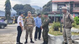 Kasatpol PP Ena Malikussaleh bersama tim terpadu saat menertibkan PKL di seputaran kota Blangkejeren, Kamis 29 Januari 2026