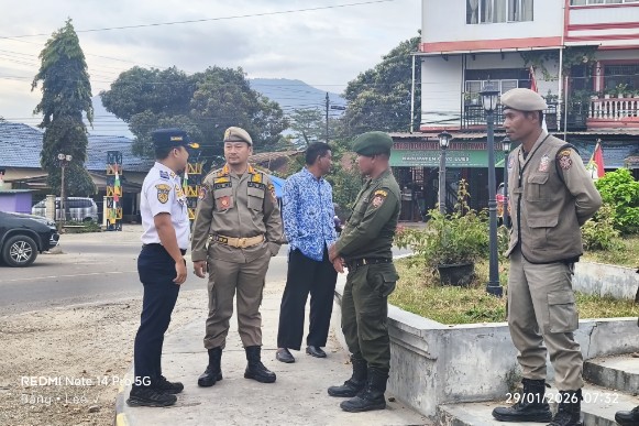 Kasatpol PP Ena Malikussaleh bersama tim terpadu saat menertibkan PKL di seputaran kota Blangkejeren, Kamis 29 Januari 2026