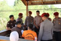 Personil Polres Gayo Lues bersama unsur Kejaksaan Negeri Blangkejeren sedang menggelar Rekontruksi pembunuhan yang dilakukan oleh tersangka KU di halaman Mapolres Galus, Senin (2/2/2026) 