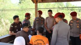 Personil Polres Gayo Lues bersama unsur Kejaksaan Negeri Blangkejeren sedang menggelar Rekontruksi pembunuhan yang dilakukan oleh tersangka KU di halaman Mapolres Galus, Senin (2/2/2026) 