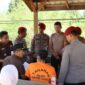 Personil Polres Gayo Lues bersama unsur Kejaksaan Negeri Blangkejeren sedang menggelar Rekontruksi pembunuhan yang dilakukan oleh tersangka KU di halaman Mapolres Galus, Senin (2/2/2026) 